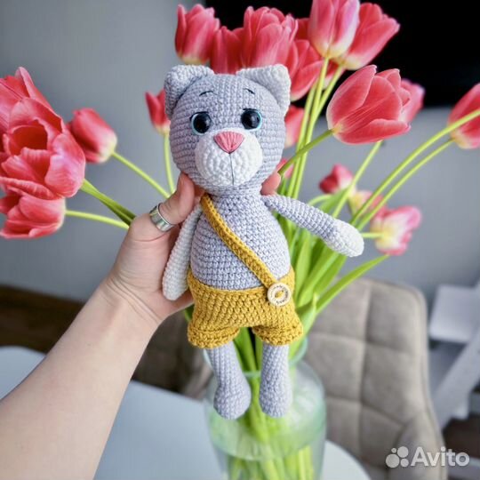 Вязанные игрушки - Котик в шортиках