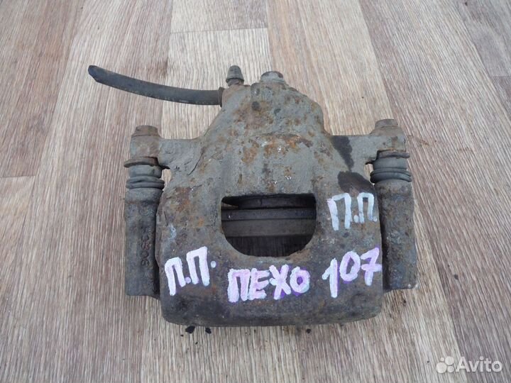 Суппорт передний правый Peugeot 107 2012