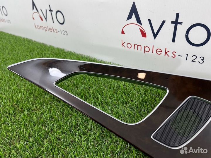 Накладка внутренней ручки двери задняя левая Audi