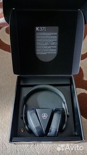 AKG K371