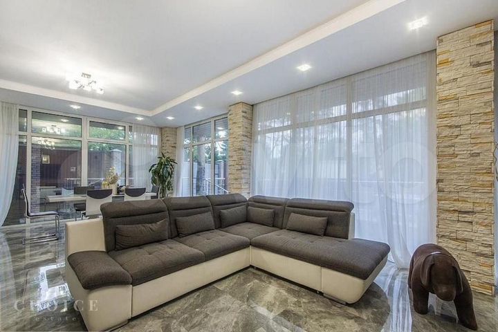 Коттедж 370 м² на участке 6 сот.