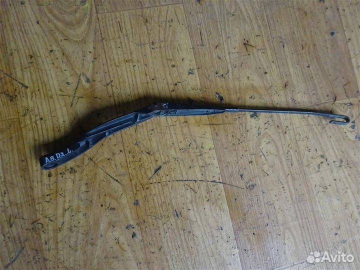 Поводок стеклоочистителя передний левый Audi A8