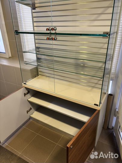 Стеклянная витрина