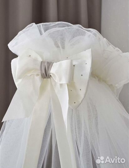 Балдахин бежевого цвета для детской кроватки