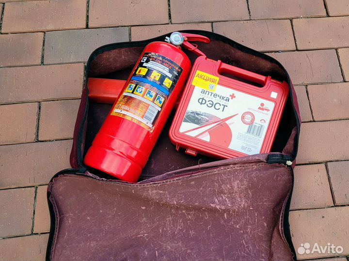 Набор автомобилиста: огнетушитель, аптечка, знак