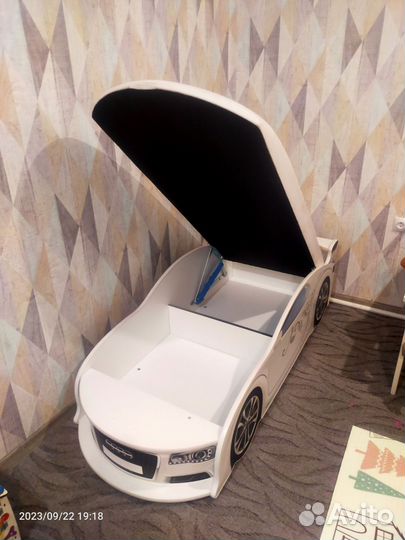 Детская кровать машина