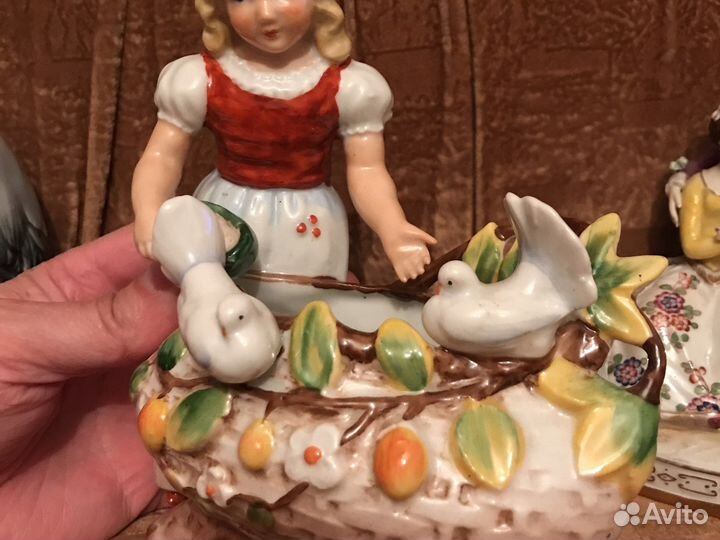 Девочка с голубями