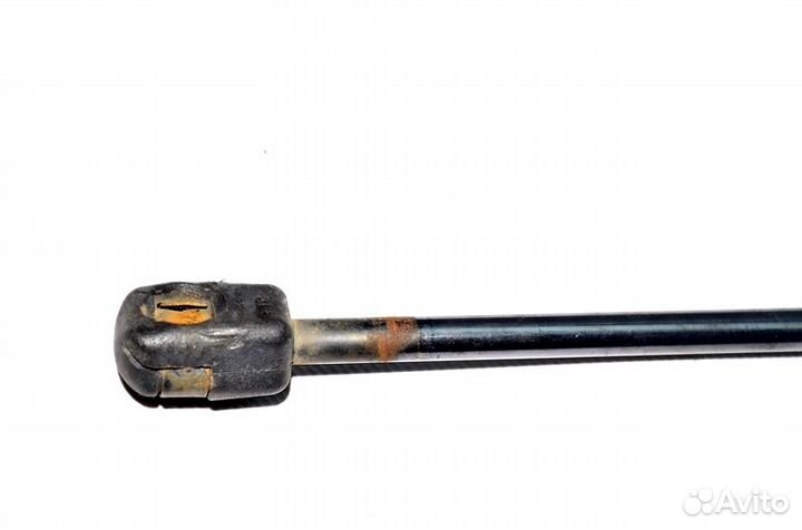 Амортизатор верхней решетки радиатора volvo FH (01