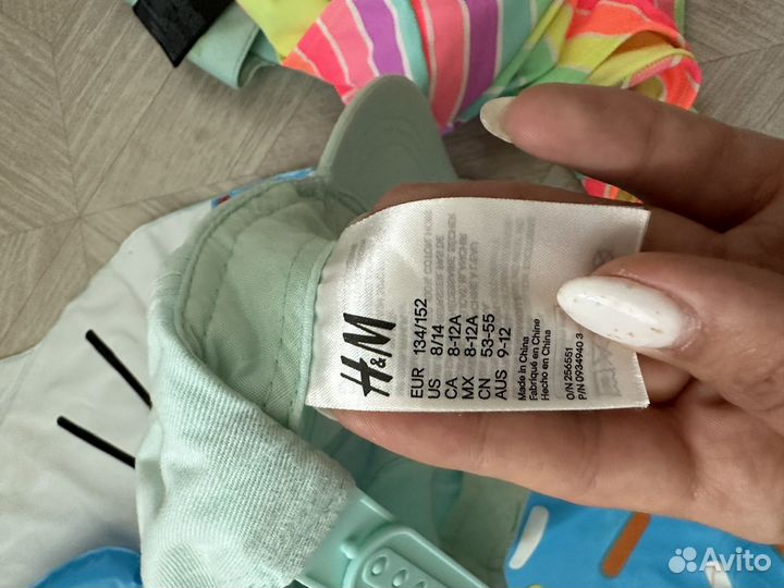 Купальник, кепка, сланцы