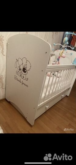 Детская кроватка с маятником и ящиком