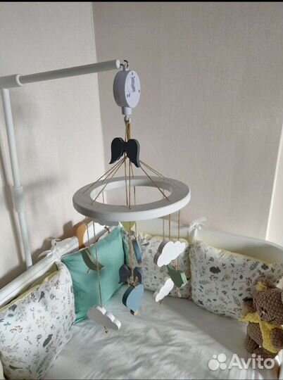 Деревянный мобиль на кроватку. С кронштейном