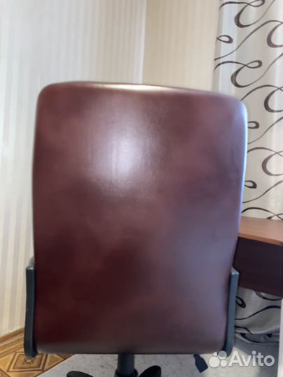 Кожаное кресло руководителя