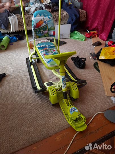 Детский снегокат с ручкой и колесами