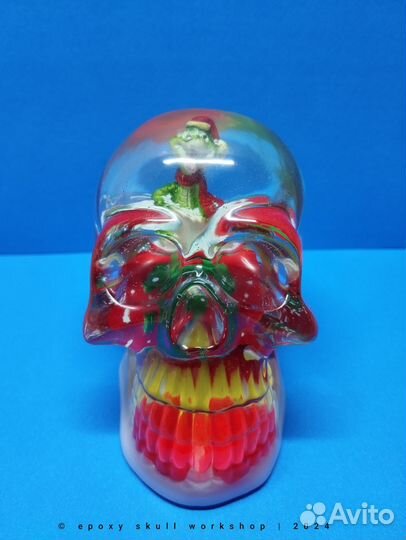 Череп из смолы, снежный шар, год змеи