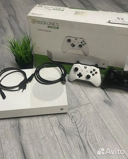 Xbox One S 1tb 2 геймпада