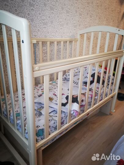 Детская кроватка с маятником