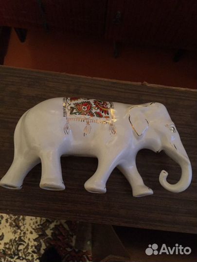 Слон фарфоровый