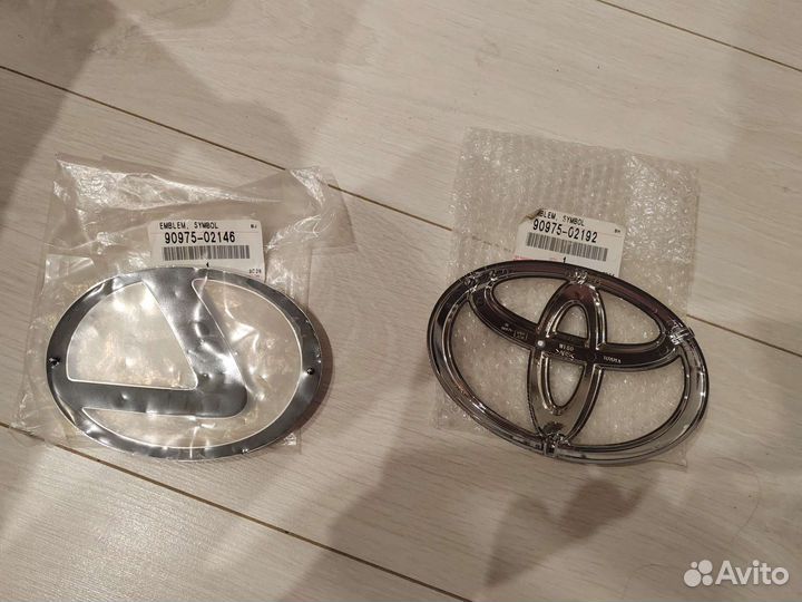 Эмблема Toyota Lexus