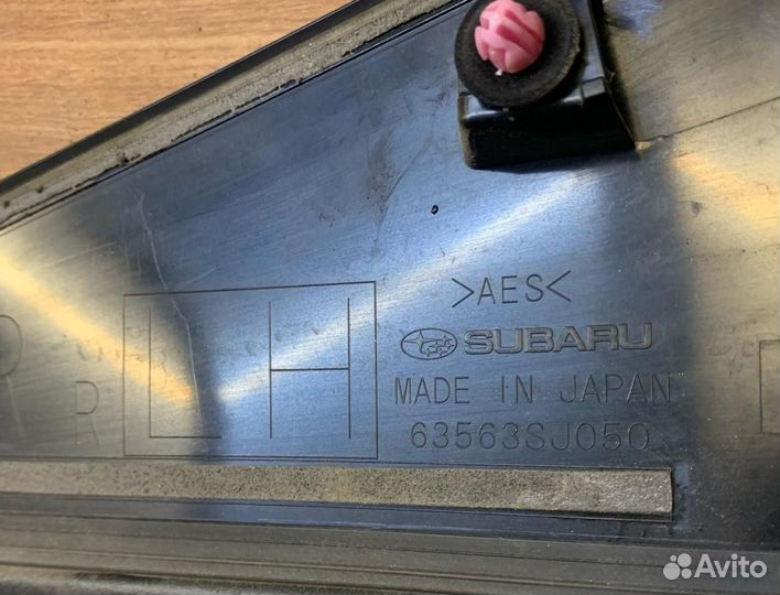 Накладка стойки задней двери Subaru Forester SK