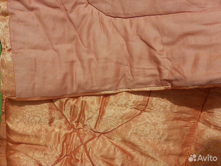 Одеяло ватное красное