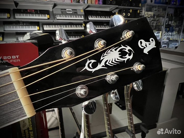 Акустическая гитара с широким грифом