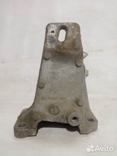 Кронштейн опоры двигателя правый Suzuki Grand