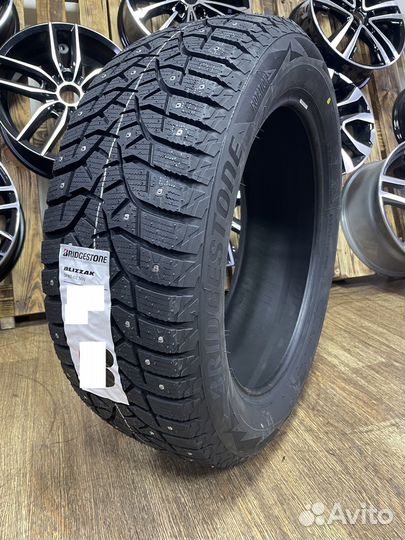 Bridgestone Blizzak Spike-02 215/50 R17 91T