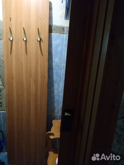 Шкаф и вешалка
