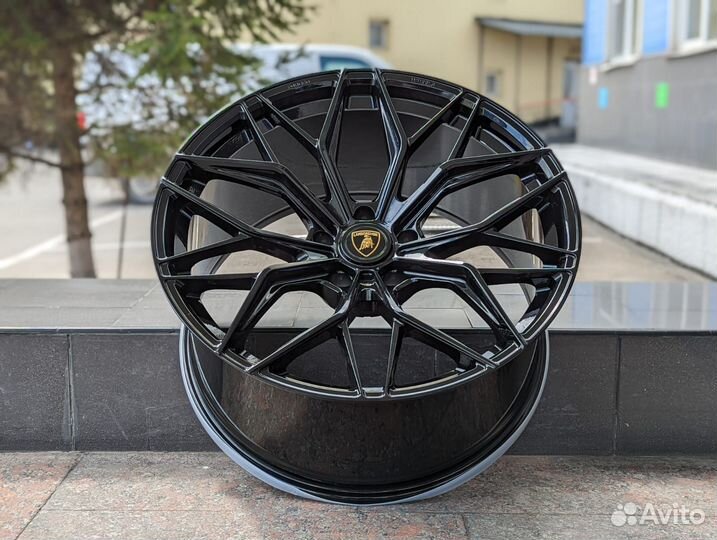 Кованые диски R22 GT Forged на Lamborghini Urus