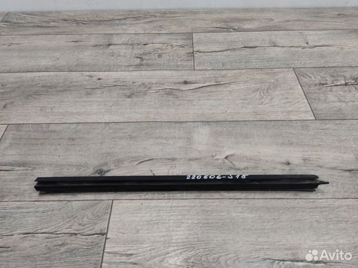 Уплотнитель стекла двери задний правый Symbo Clio