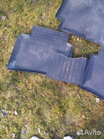 Автомобильные коврики резиновые. Не большой торг