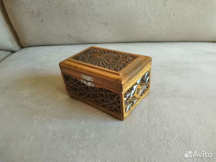 Шкатулка резная деревянная