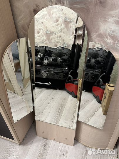 Зеркало со столиком