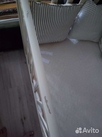 Детская кроватка с маятником и ящиком