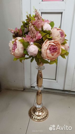 Цветы в вазе на ножке