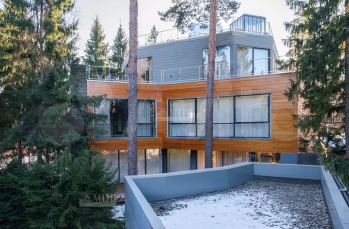 Дом 917 м² на участке 20 сот.