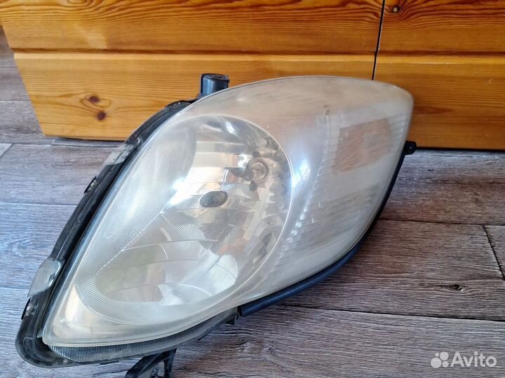 Стоп сигнал пр.фара пр.фара лев.Toyota vitz