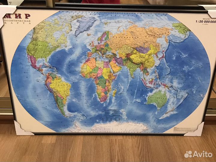 Политическая карта мира в раме