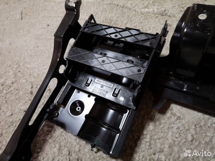 Кронштейн сидения для VW Touareg 2002-2010