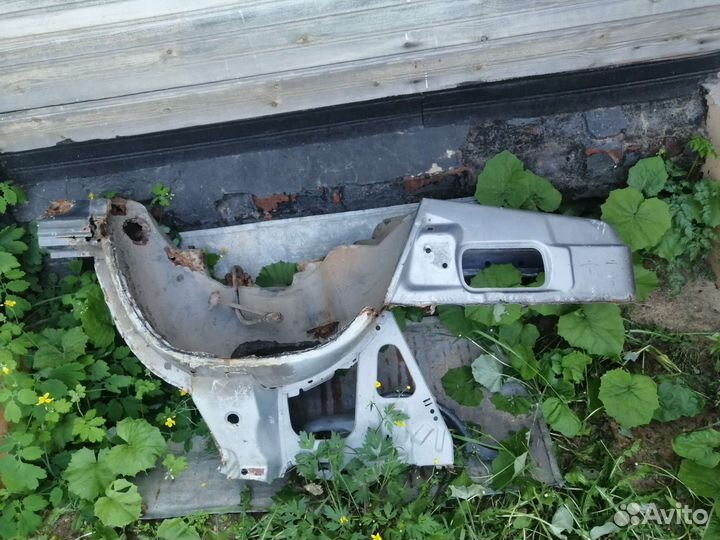 Крыло заднее w124
