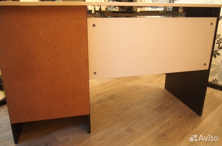 Письменный стол с полкой