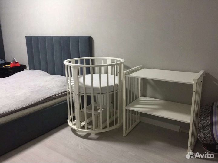 Детская кроватка с маятником