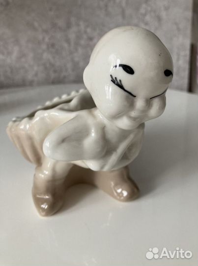 Статуэтка фарфор Монголия Мальчик с корзинкой