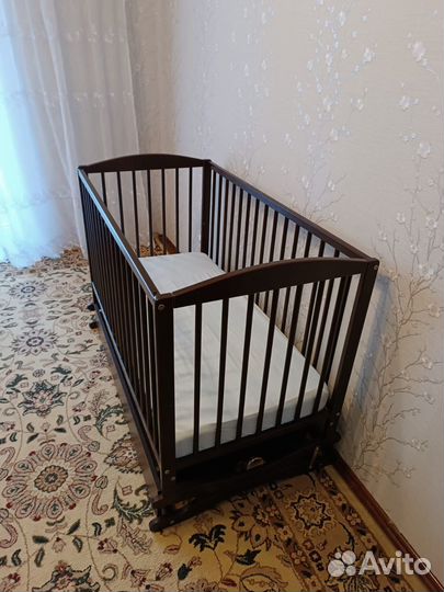 Детская кроватка с маятником и ящиком
