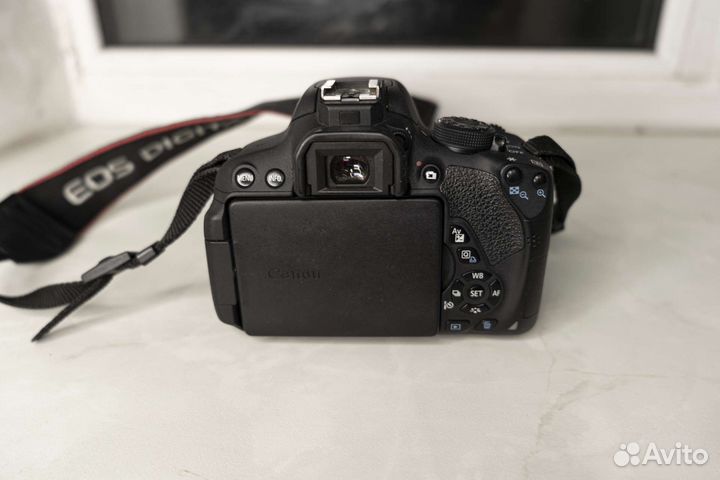 Canon EOS 700D Kit 18-55 IS