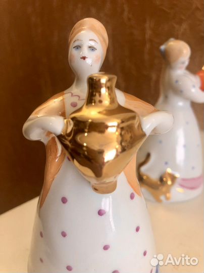 Статуэтка девушка с самоваром с чайником. Дулево