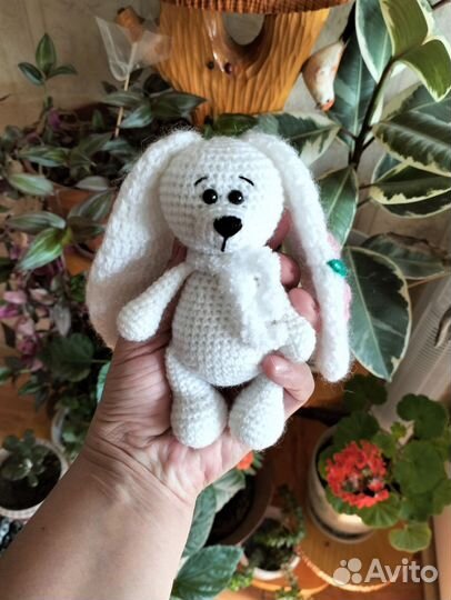 Игрушки ручной работы. Вязаная зайка