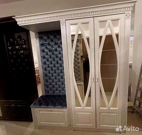 Очень красивый шкаф в прихожую Барокко