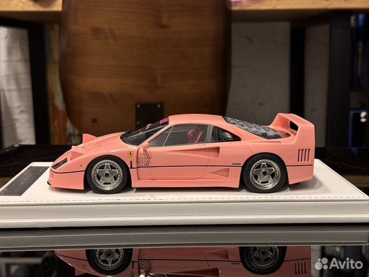 Ferrari F40 1:18 розовый