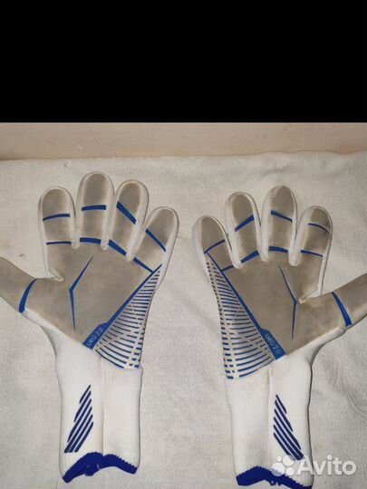 Футбольные перчатки adidas predator 20